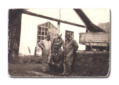 Arnold Volz, Heinrich Schönhut und Georg Werth sprechen Heinz Riefer Mut zu